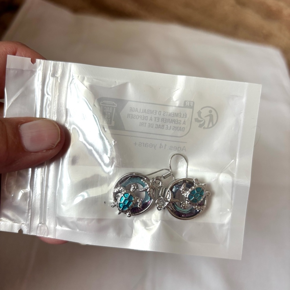 Earrings Iridescent Sea Turtles Ocean Pierced silver tone. NWT - Picture 5 of 8